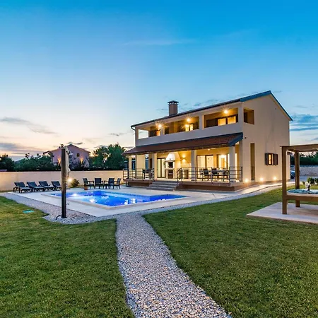 Beeindruckende Mit Beheiztem Privatpool Holiday home Svetvincenat
