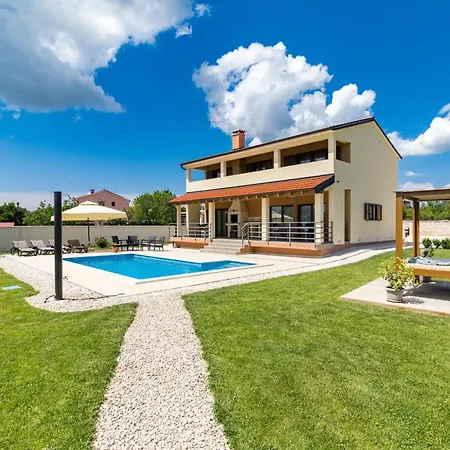 Beeindruckende Mit Beheiztem Privatpool Holiday home *