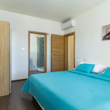 Holiday home Beeindruckende Mit Beheiztem Privatpool Svetvincenat