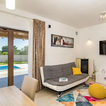 Holiday home Beeindruckende Mit Beheiztem Privatpool Svetvincenat