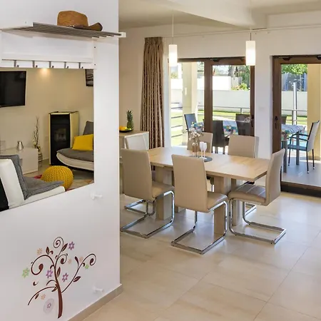 Beeindruckende Mit Beheiztem Privatpool Holiday home