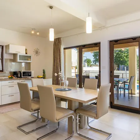 Beeindruckende Mit Beheiztem Privatpool Holiday home Svetvincenat