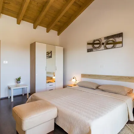Beeindruckende Mit Beheiztem Privatpool Holiday home Svetvincenat